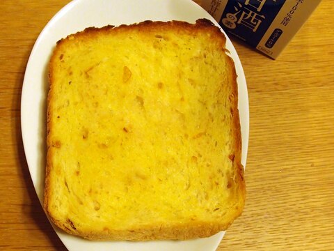 食パンの端で作る甘酒とマーガリンの染み込みトースト